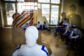 ناراحتی بازیکنان ملوان برای شکست در نیمه‌ی اول مسابقه. 